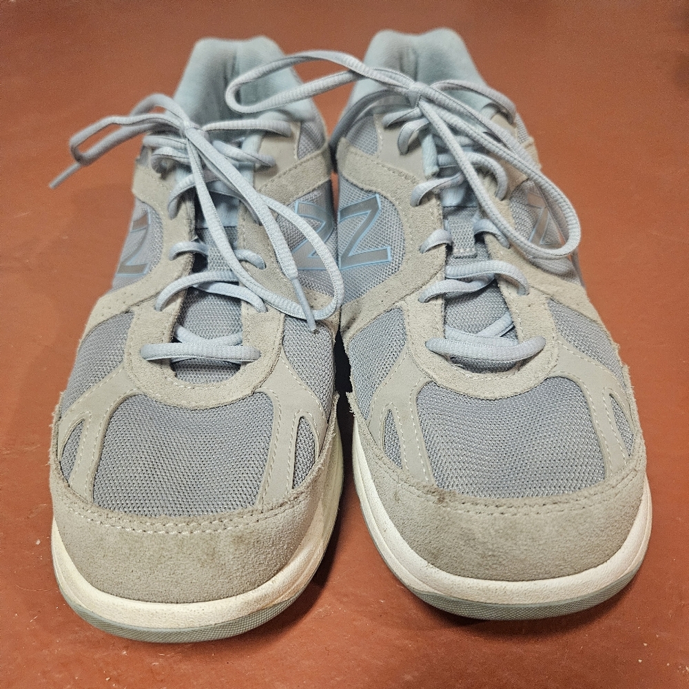 New Balance Women's walking shoe size US 10.5. EUR 42.5 blue & silver